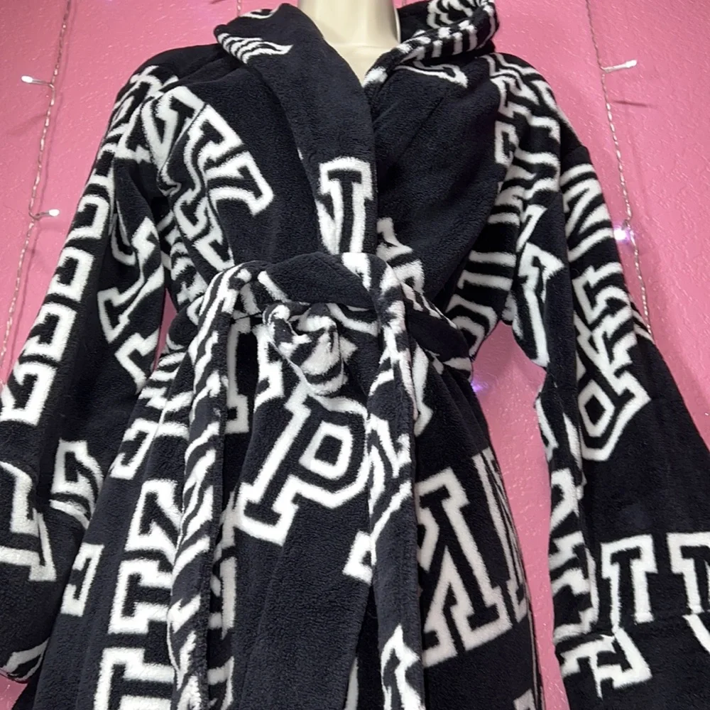 VS Pink Robe - Picture 3 of 4